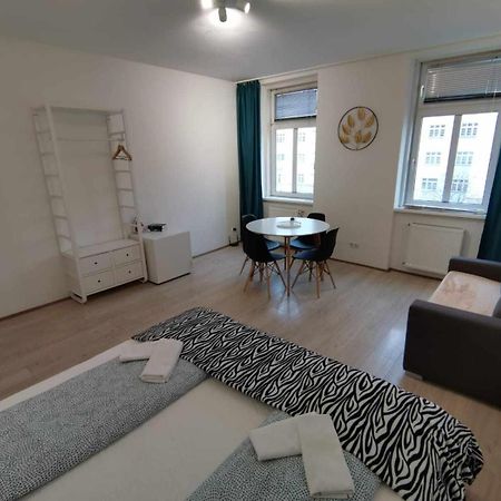 Central Apartment Metro 1 Min. Wina Bagian luar foto